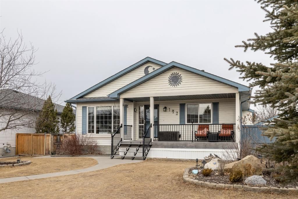 Main Photo: 142 Quigley Drive: Cochrane Detached for sale : MLS®# A1186374