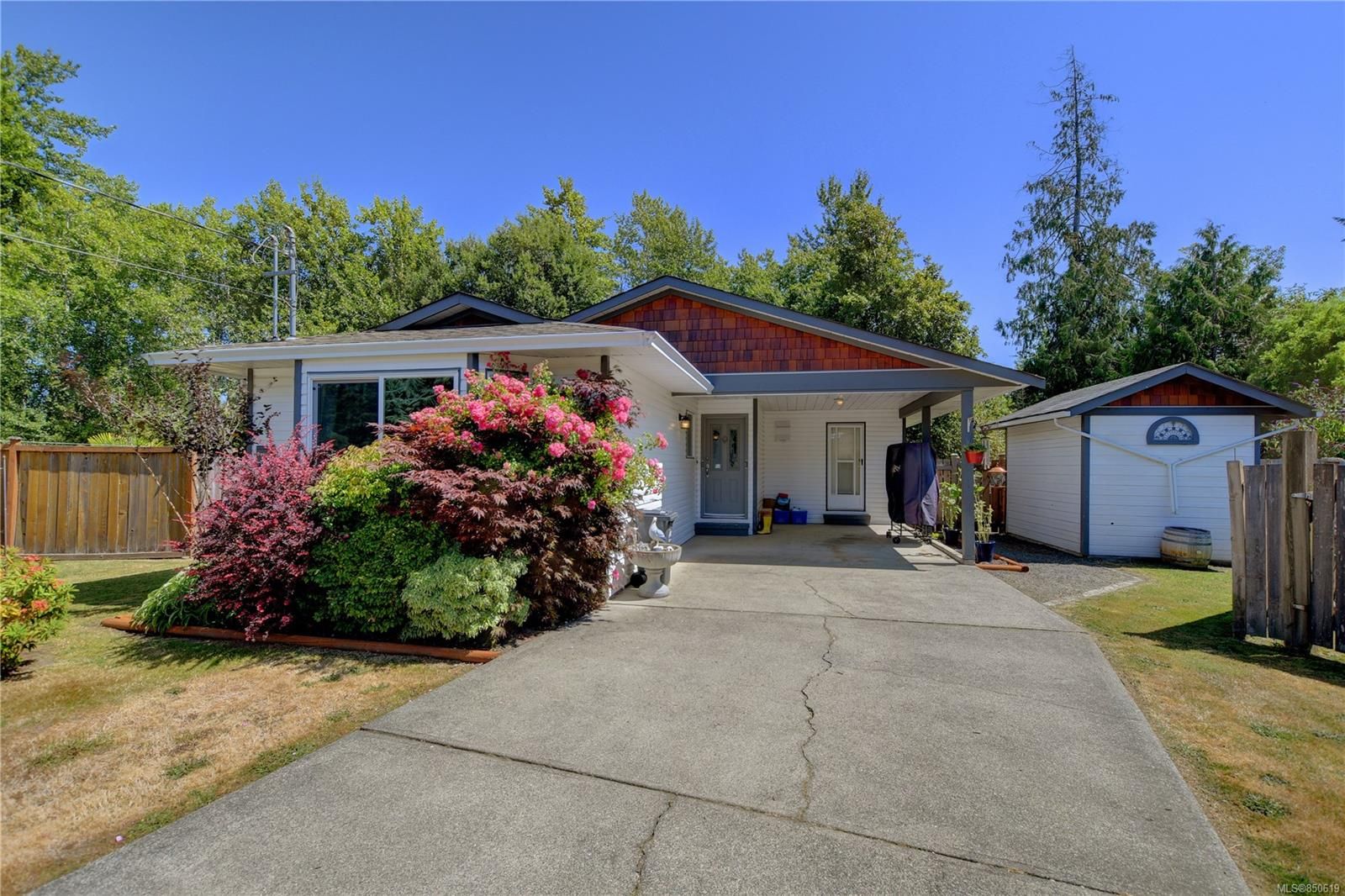 Main Photo: 7033 Brooks Pl in Sooke: Sk Whiffin Spit House for sale : MLS®# 850619