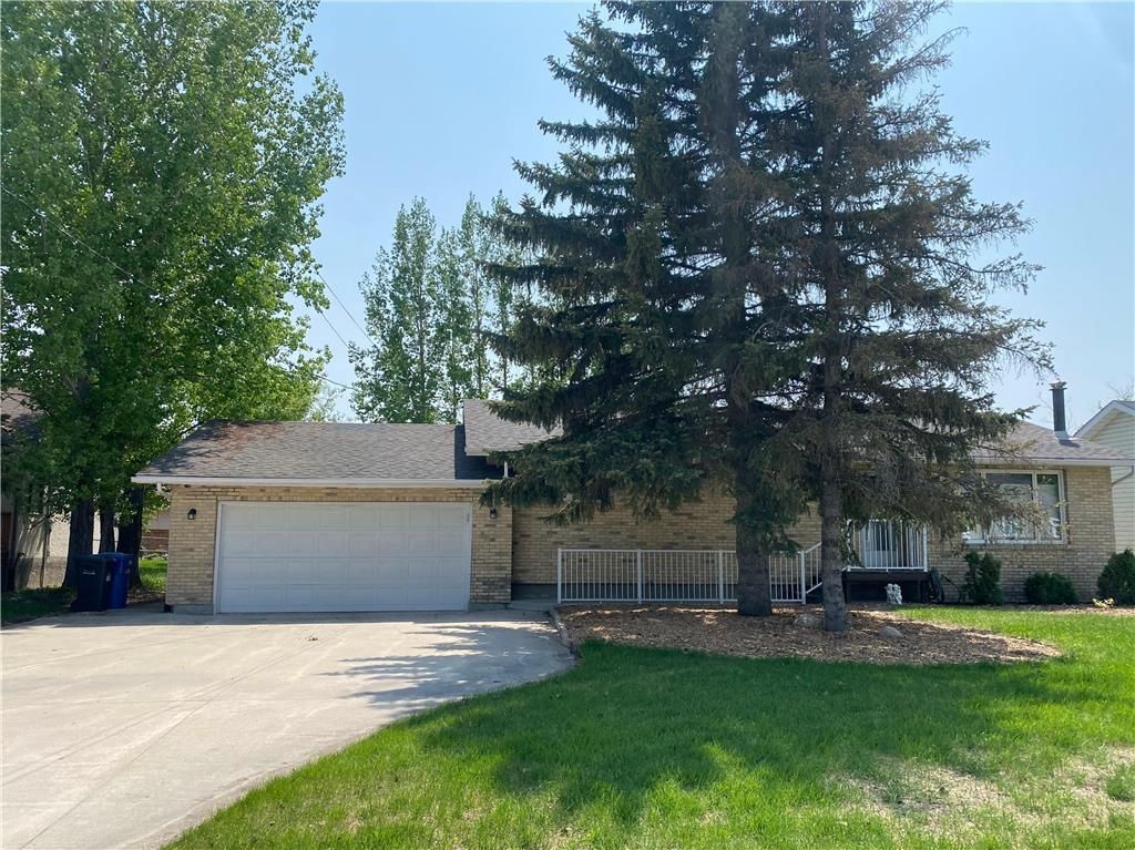 Main Photo: 84 2ND Street South in Niverville: R07 Residential for sale : MLS®# 202325036