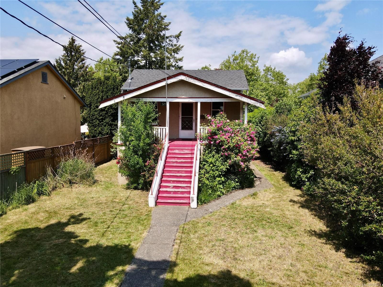 Main Photo: 1640 Burton Ave in Victoria: Vi Oaklands House for sale : MLS®# 933171