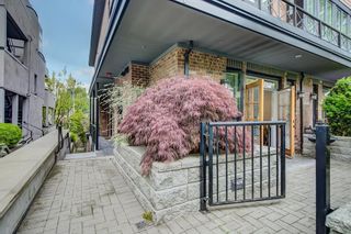 Photo 2: 1 2437 W 1ST Avenue in Vancouver: Kitsilano Townhouse for sale in "First Avenue Mews" (Vancouver West)  : MLS®# R2877535