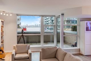 Photo 3: 305 188 E ESPLANADE in North Vancouver: Lower Lonsdale Townhouse for sale in "Esplanade at the Pier" : MLS®# R2633083