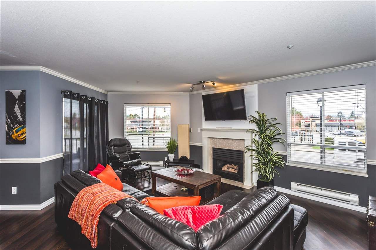 Main Photo: 101 5450 208 Street in Langley: Langley City Condo for sale in "MONTGOMERY GATE" : MLS®# R2164593