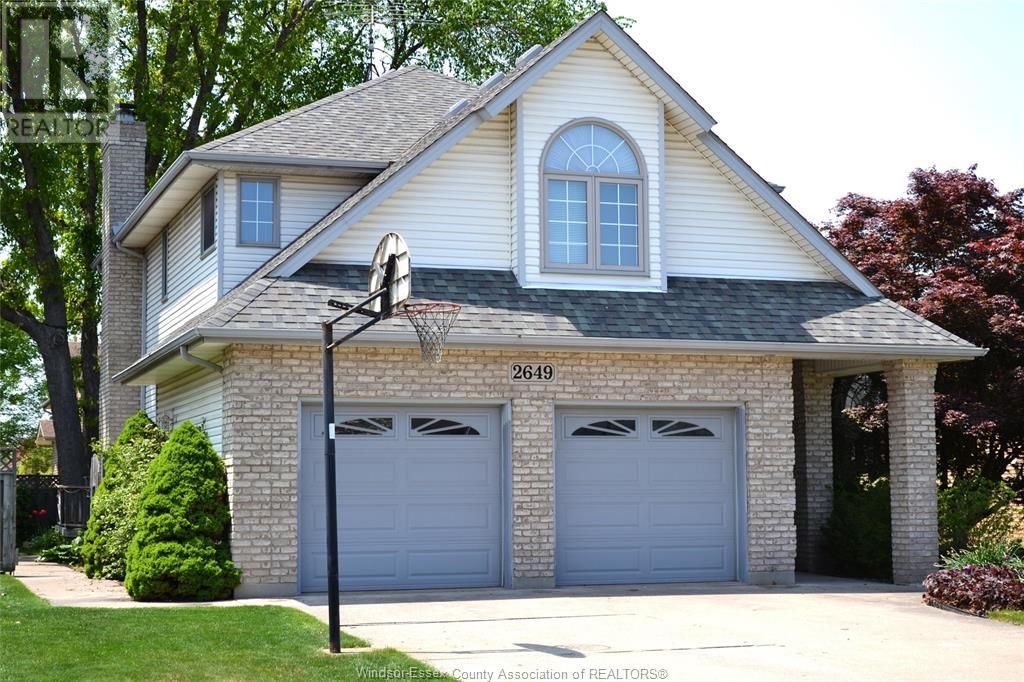 Main Photo: 2649 ST. CLAIR in Windsor: House for sale : MLS®# 23009568