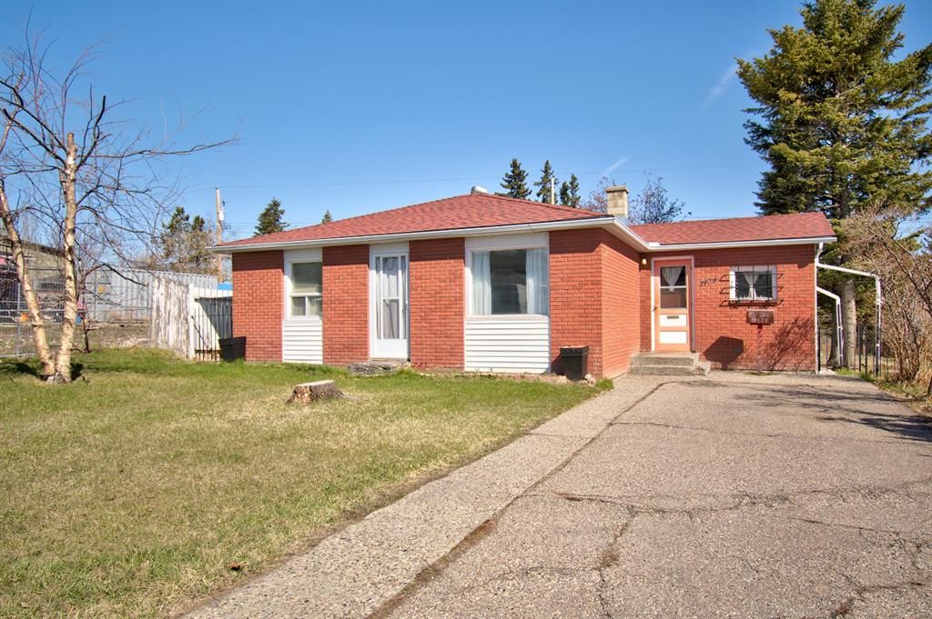 Main Photo: 7724 46 Avenue NW in Calgary: Bowness Detached for sale : MLS®# A2097865
