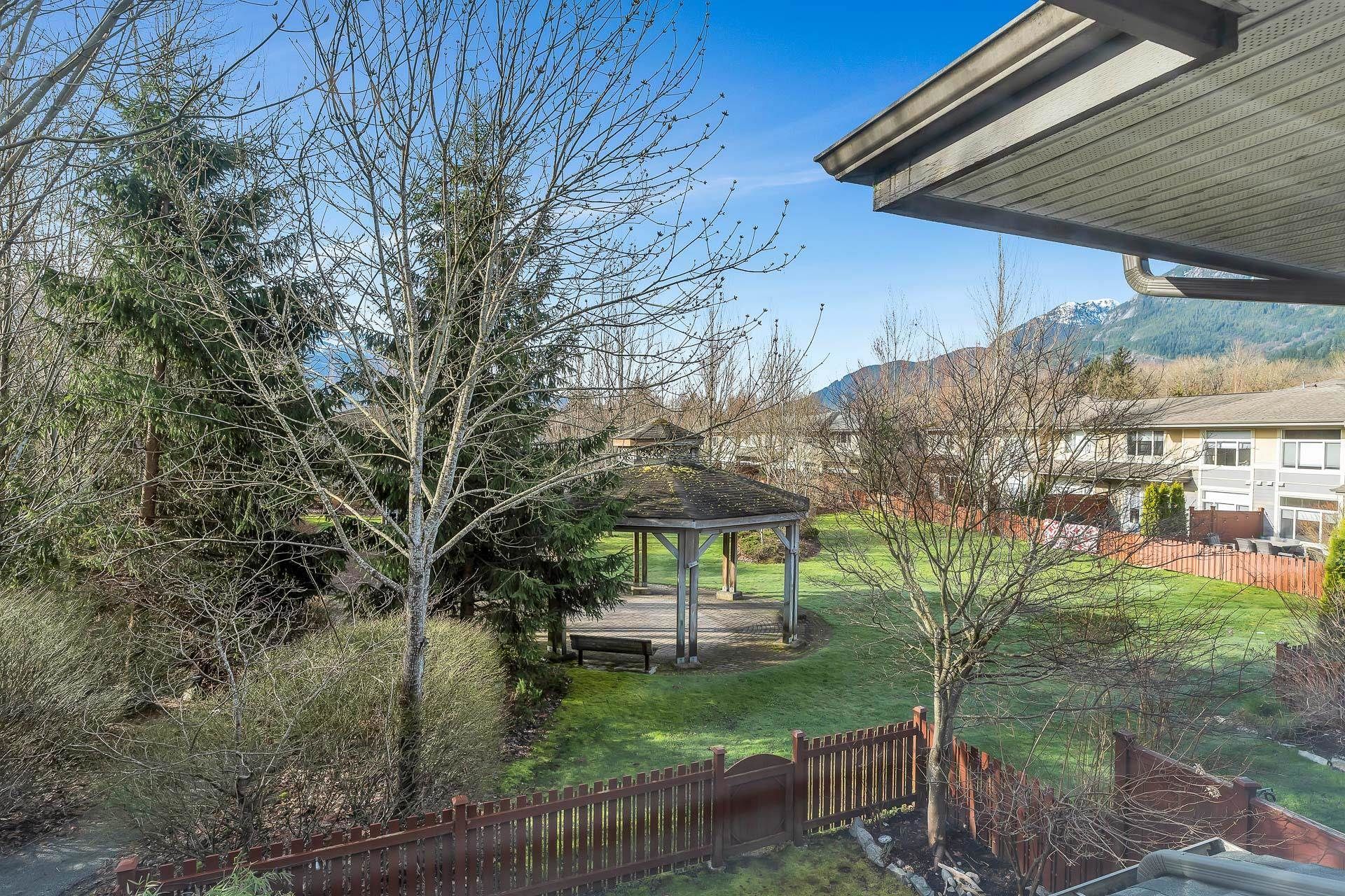 Main Photo: 52 40632 GOVERNMENT Road in Squamish: Brackendale Townhouse for sale in "Riverswalk" : MLS®# R2746049