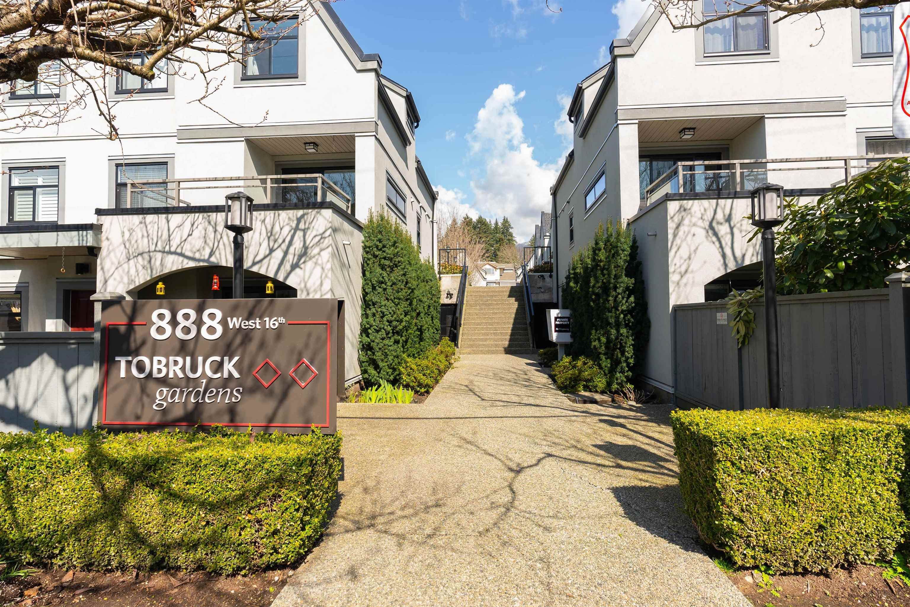 Main Photo: 12 888 W 16TH Street in North Vancouver: Mosquito Creek Townhouse for sale in "Tobruck Garden" : MLS®# R2631435