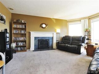 Photo 4: 2595 Wilcox Terr in VICTORIA: CS Tanner House for sale (Central Saanich)  : MLS®# 742349