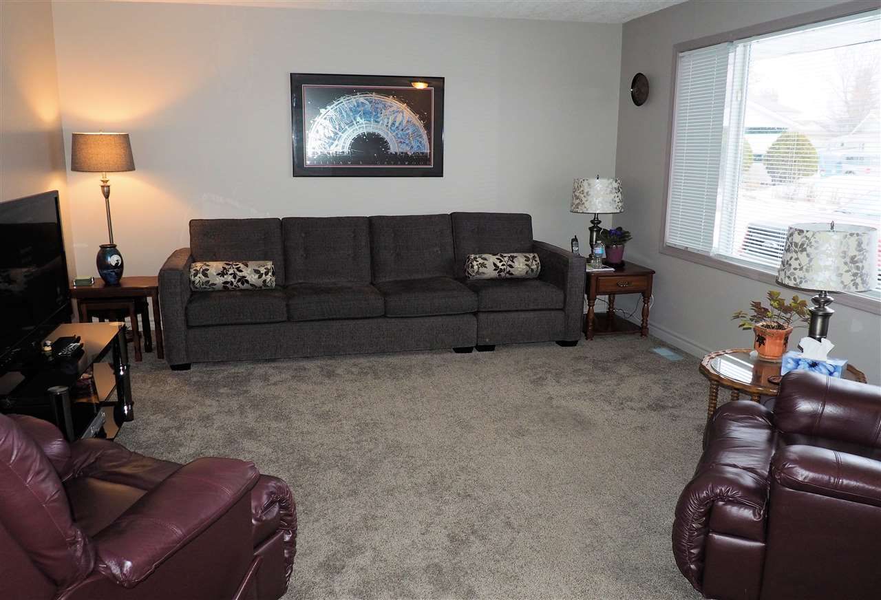 Photo 2: Photos: 4645 ROBSON Avenue in Prince George: Foothills House for sale (PG City West (Zone 71))  : MLS®# R2143048