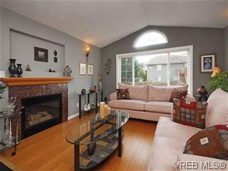 Photo 2: 4005 Santa Rosa Pl in VICTORIA: SW Strawberry Vale House for sale (Saanich West)  : MLS®# 596217