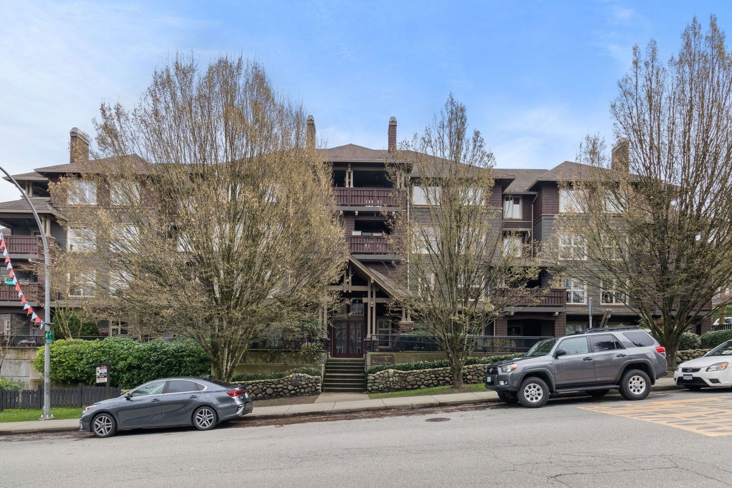 Main Photo: 106 38 SEVENTH Avenue in New Westminster: GlenBrooke North Condo for sale : MLS®# R2669118