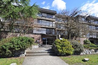 Photo 1: 111 270 W 3RD Street in North Vancouver: Lower Lonsdale Condo for sale in "HAMPTON COURT" : MLS®# R2151454