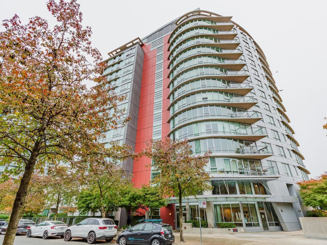 Main Photo: 978 COOPERAGE Way in Vancouver: Yaletown Condo for sale in "COOPER'S POINTE" (Vancouver West)  : MLS®# R2745116