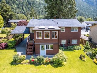 Photo 3: 38347 HEMLOCK Avenue in Squamish: Valleycliffe House for sale in "Valleycliffe" : MLS®# R2700531