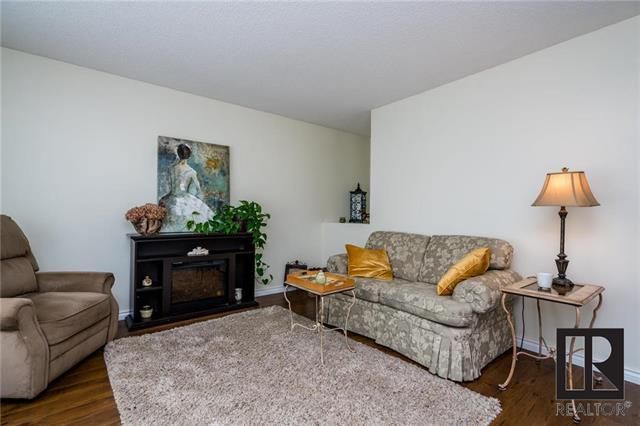 Photo 3: Photos: 103 Brotman Bay in Winnipeg: River Park South Residential for sale (2F)  : MLS®# 1818987