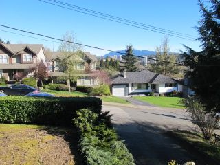 Photo 2: 334 HOULT Street in New Westminster: The Heights NW House for sale : MLS®# R2050186