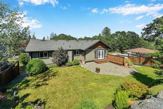 Photo 2: 1063 Chesterfield Rd in Saanich: SW Strawberry Vale House for sale (Saanich West)  : MLS®# 844474