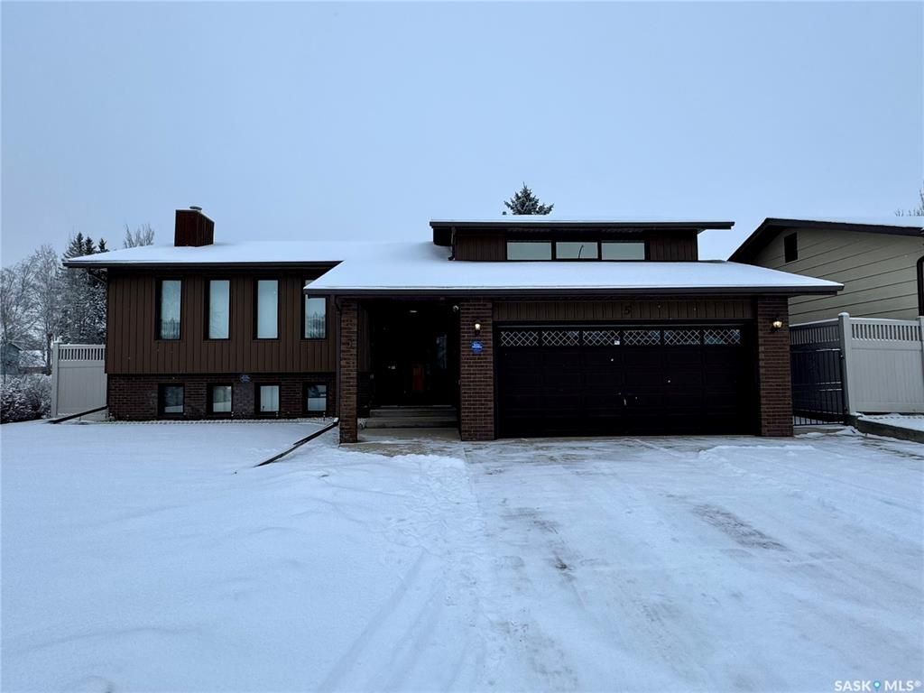 Main Photo: 5 Sunset Drive South in Yorkton: Silver Heights Residential for sale : MLS®# SK955561