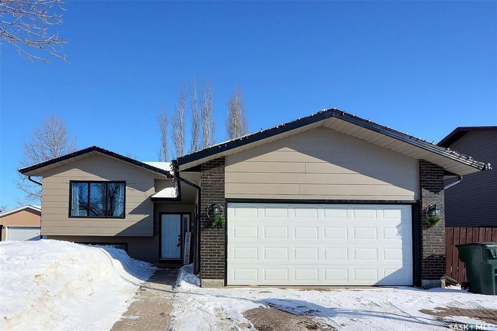 Main Photo: 3058 Eagle Crescent in Prince Albert: Crescent Acres Residential for sale : MLS®# SK921216