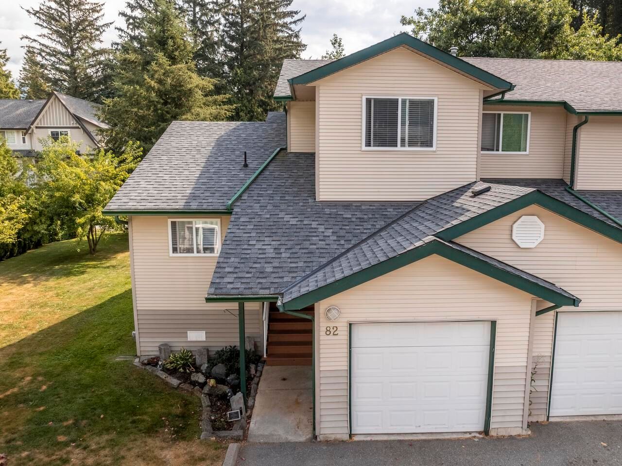 Main Photo: 82 39920 GOVERNMENT Road in Squamish: Garibaldi Estates Townhouse for sale in "Shannon Estates" : MLS®# R2723946