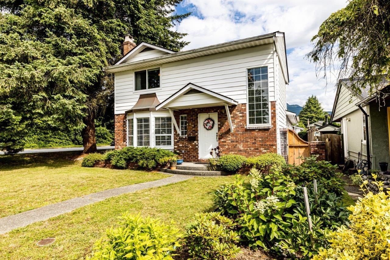 Main Photo: 804 E 11TH Street in North Vancouver: Boulevard House for sale : MLS®# R2653086