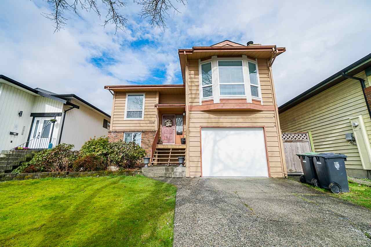 Main Photo: 2313 WAKEFIELD Drive in Langley: Willoughby Heights House for sale : MLS®# R2442757