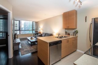 Photo 3: 1610 909 MAINLAND Street in Vancouver: Yaletown Condo for sale in "Yaletown Park II" (Vancouver West)  : MLS®# R2645381