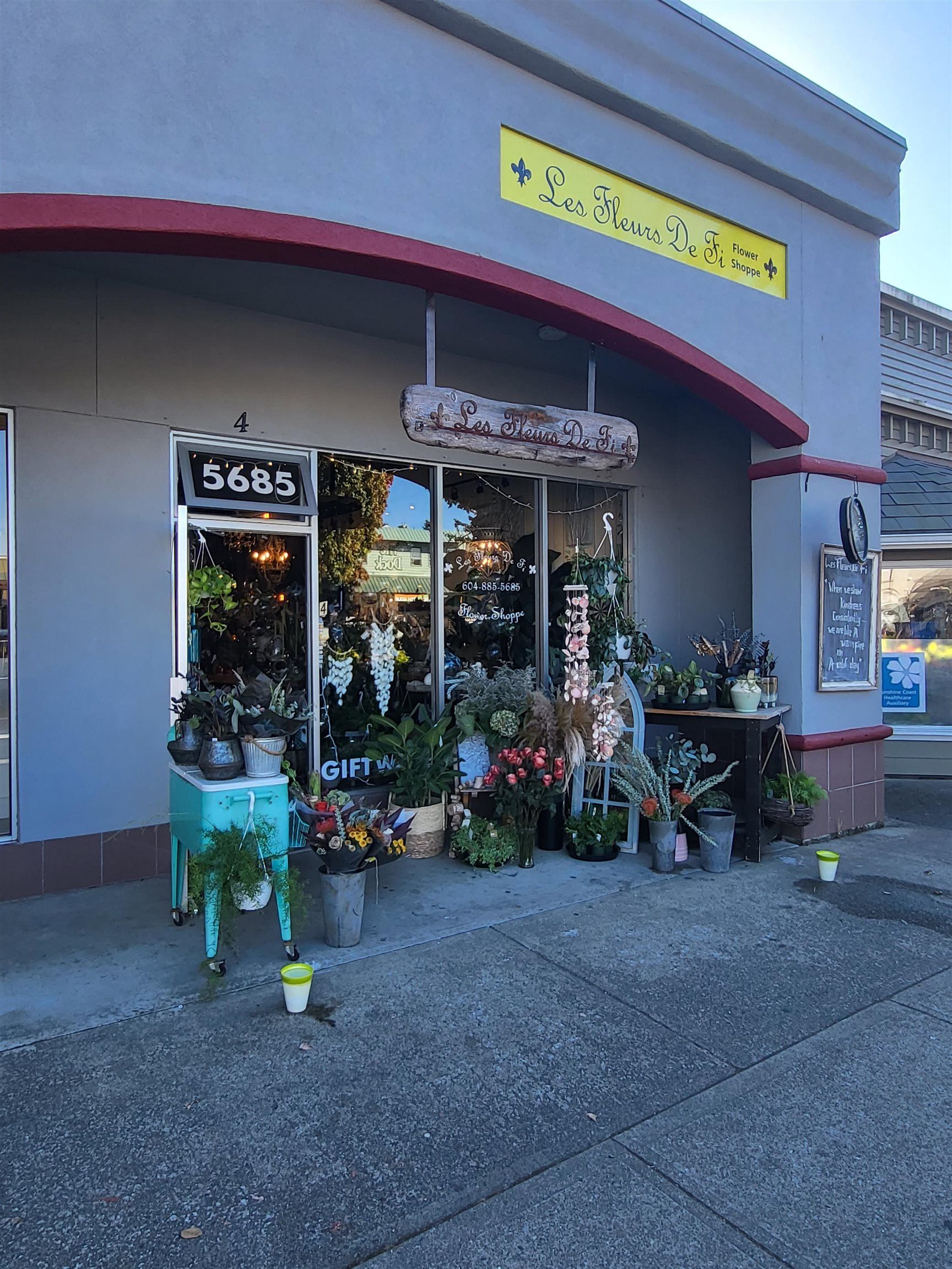 Main Photo: 4 5685 COWRIE Street in Sechelt: Sechelt District Retail for sale (Sunshine Coast)  : MLS®# C8046781