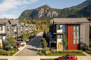 Photo 2: 38012 KEEL Way in Squamish: Valleycliffe Townhouse for sale in "Sea and Sky" : MLS®# R2725573