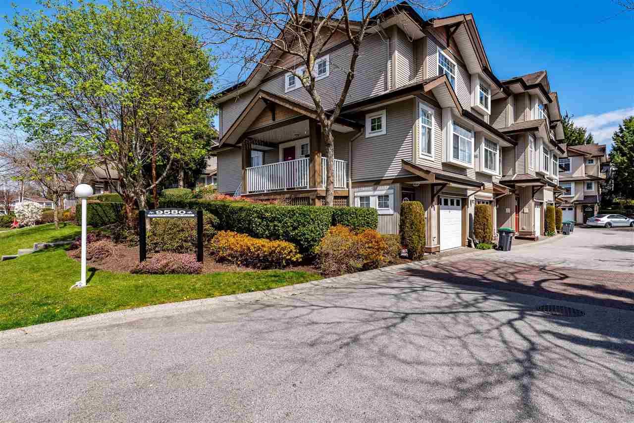 Main Photo: 402 9580 PRINCE CHARLES Boulevard in Surrey: Queen Mary Park Surrey Townhouse for sale in "Brittany Lane" : MLS®# R2480514