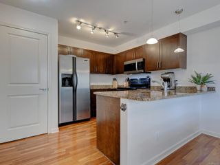 Photo 8: 102 1510 Hillside Ave in Victoria: Vi Oaklands Row/Townhouse for sale : MLS®# 874175