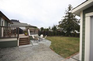 Photo 2: 410 Walter Ave in Victoria: Residential for sale : MLS®# 283473