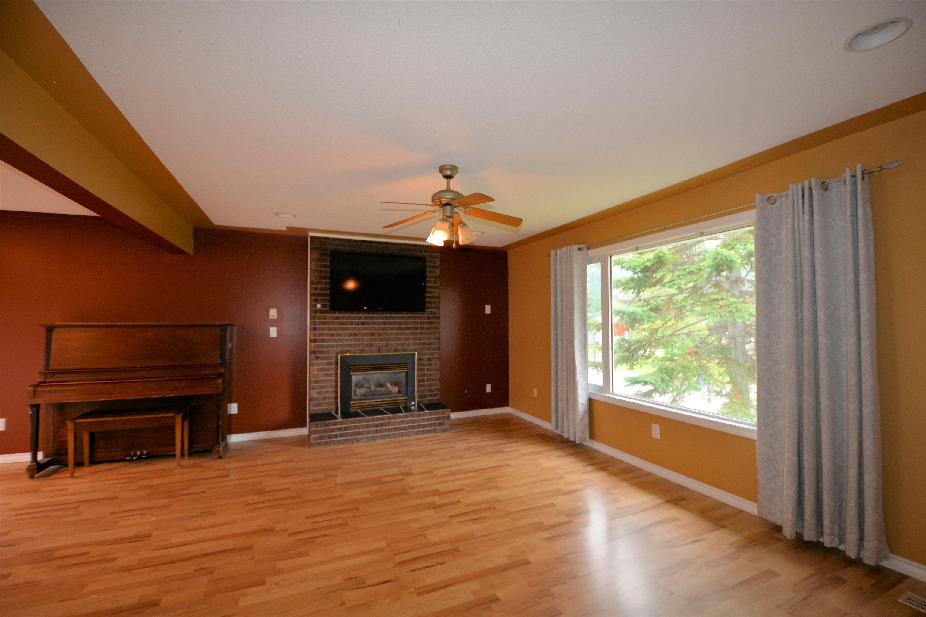 Photo 2: Photos: 4115 GUEST Crescent in Prince George: Pinewood House for sale in "Pinewood" (PG City West)  : MLS®# R2709761