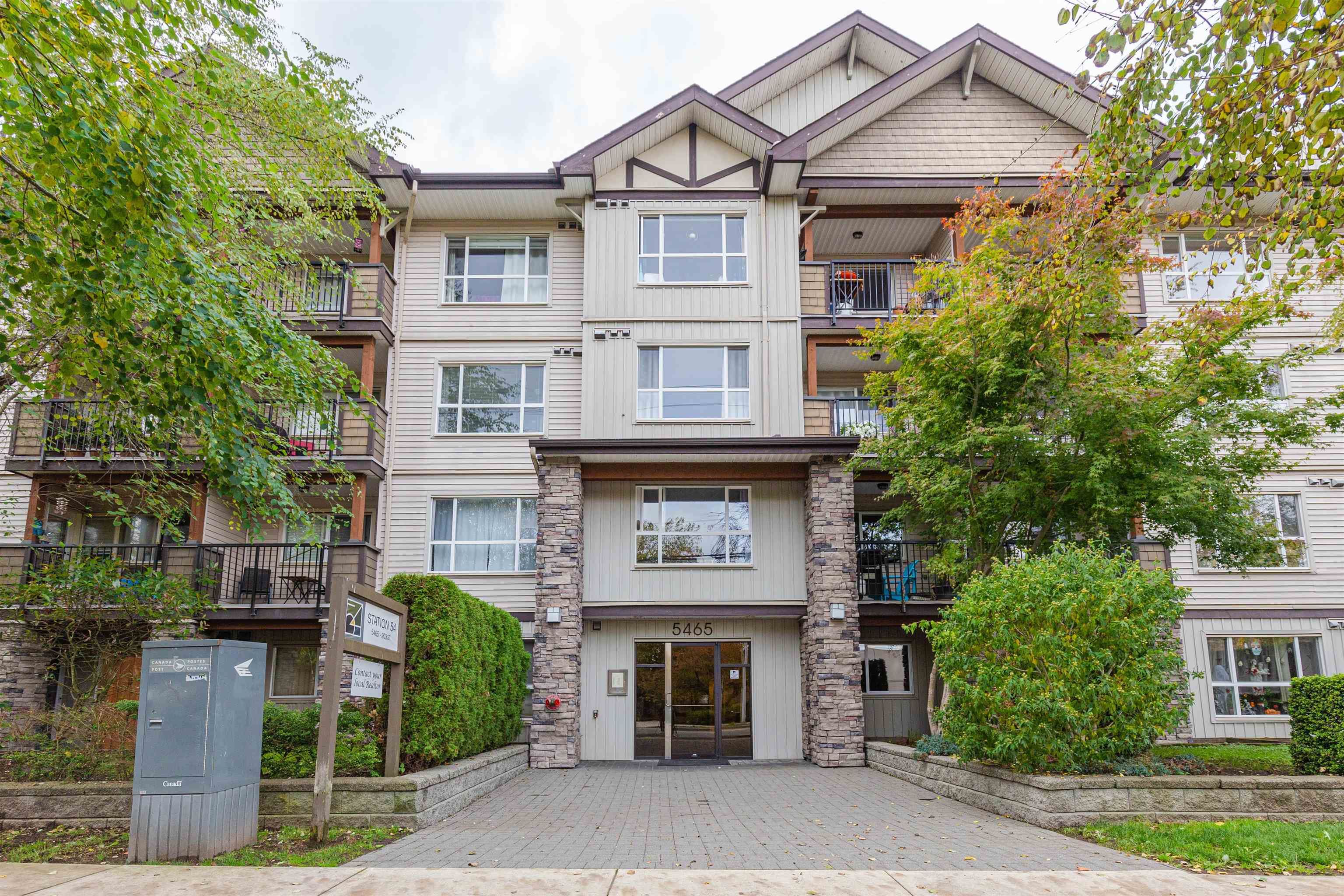 Main Photo: 410 5465 203 Street in Langley: Langley City Condo for sale in "STATION 54" : MLS®# R2736969