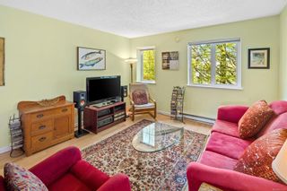 Photo 3: 12 1043 Caledonia Ave in Victoria: Vi Central Park Row/Townhouse for sale : MLS®# 901228