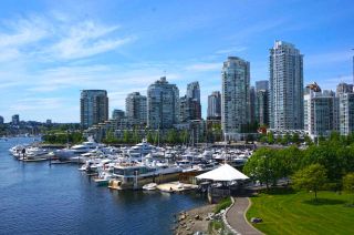 Photo 2: 42 1088 MARINASIDE Crescent in Vancouver: Yaletown Condo for sale in "QUAYSIDE MARINA" (Vancouver West)  : MLS®# R2376189