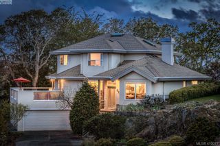 Photo 1: 895 Le Clair Pl in VICTORIA: SE Lake Hill House for sale (Saanich East)  : MLS®# 812877