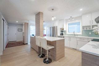 Photo 5: 84 Woodmeadow Close SW in Calgary: Woodlands Row/Townhouse for sale : MLS®# A2102464