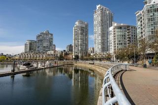 Photo 4: 1057 MARINASIDE Crescent in Vancouver: Yaletown Townhouse for sale (Vancouver West)  : MLS®# R2716660