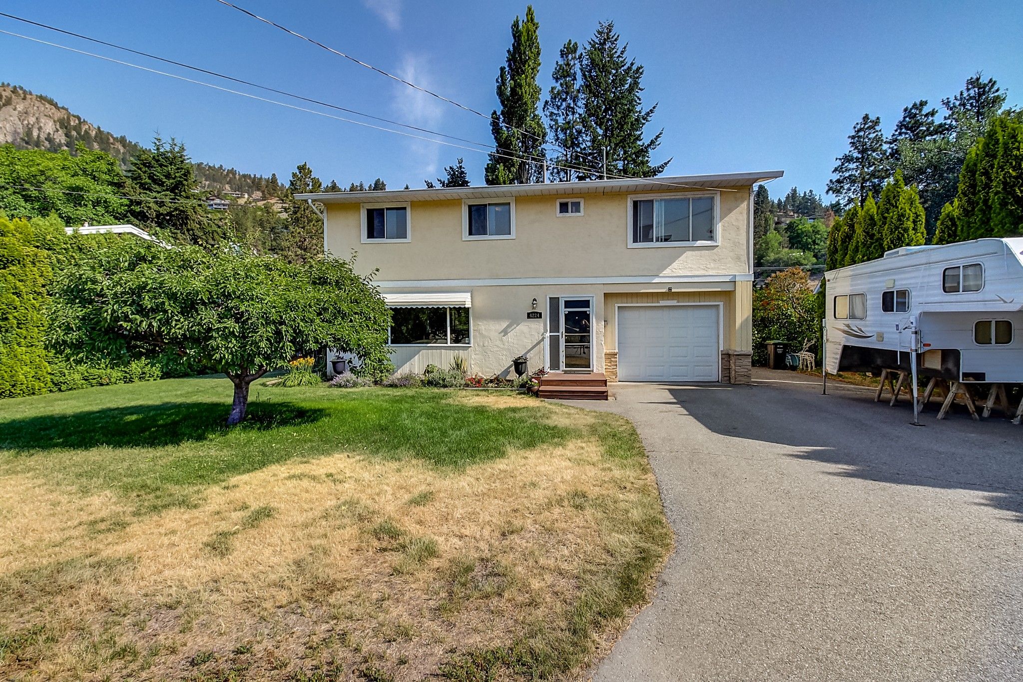 Main Photo: 4224 Lake Avenue: Peachland House for sale (Central Okanagan)  : MLS®# 10235834