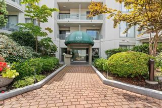 Photo 2: 406 1725 MARTIN Drive in Surrey: Sunnyside Park Surrey Condo for sale in "SOUTHWYND" (South Surrey White Rock)  : MLS®# R2873567