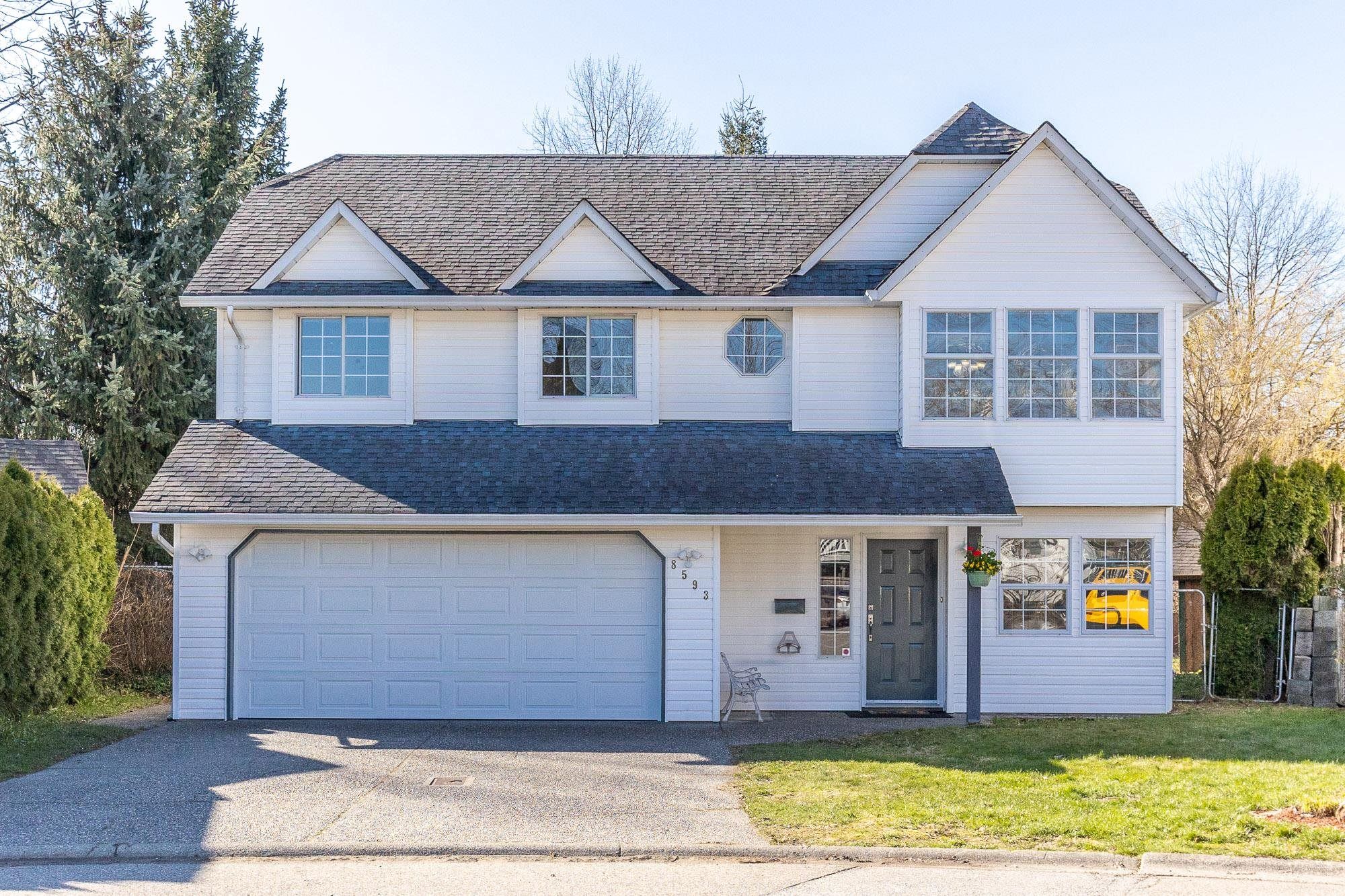 Main Photo: 8593 MCKEE Place in Chilliwack: Chilliwack Proper West House for sale : MLS®# R2763922