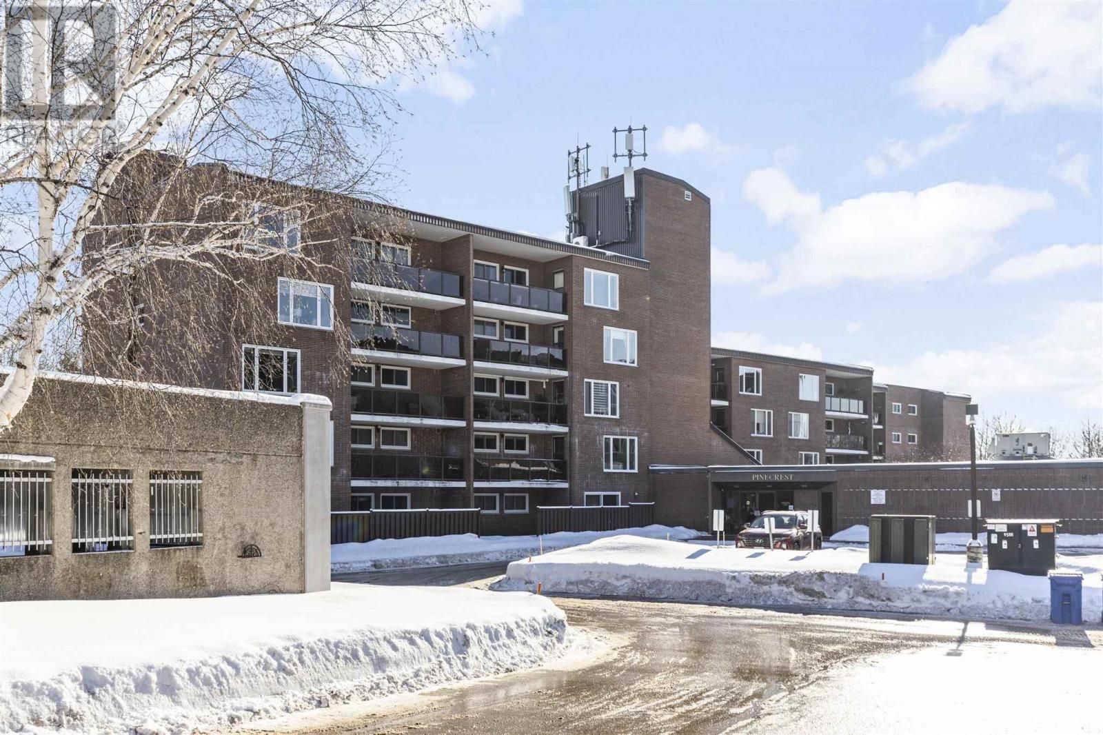 Main Photo: 313 MacDonald AVE # 402 in Sault Ste. Marie: Condo for sale : MLS®# SM240055