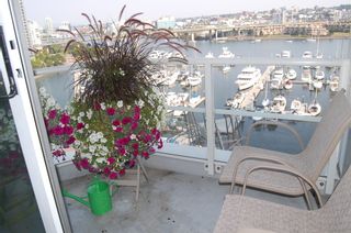 Photo 3: 1105 1201 Marinaside Cres in Peninsula: Home for sale