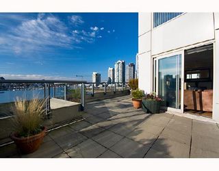 Photo 4: 605 1383 MARINASIDE Crescent in Vancouver: False Creek North Condo for sale in "COLUMBUS" (Vancouver West)  : MLS®# V685162