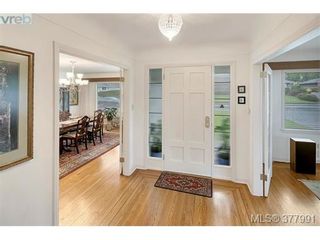 Photo 3: 2025 Lansdowne Rd in VICTORIA: OB Henderson House for sale (Oak Bay)  : MLS®# 759045