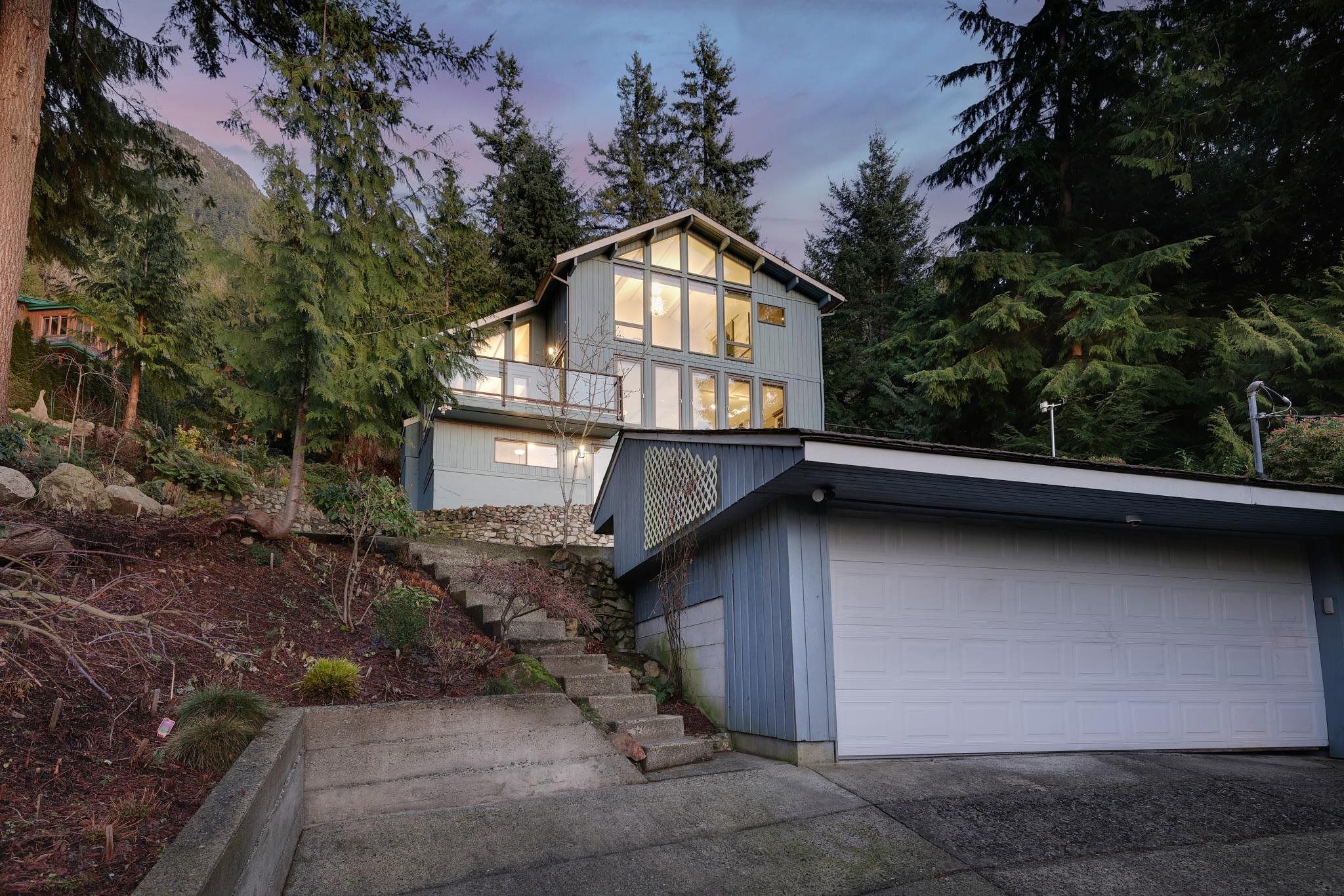 Main Photo: 445 MOUNTAIN Drive: Lions Bay House for sale (West Vancouver)  : MLS®# R2647834