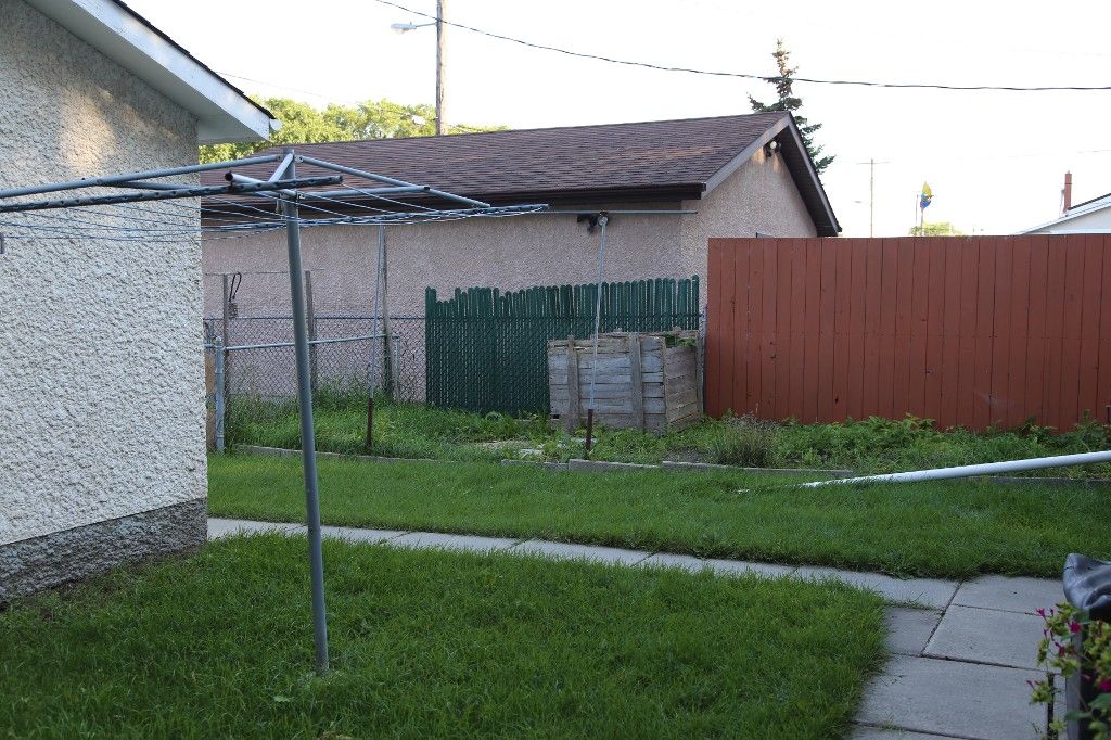 Photo 2: Photos: 1079 Spruce Street in Winnipeg: West End Single Family Detached for sale (West Winnipeg)  : MLS®# 1422123