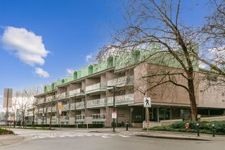 Photo 2: 3111 33 CHESTERFIELD Place in North Vancouver: Lower Lonsdale Condo for sale in "Harbourview Park" : MLS®# R2852115