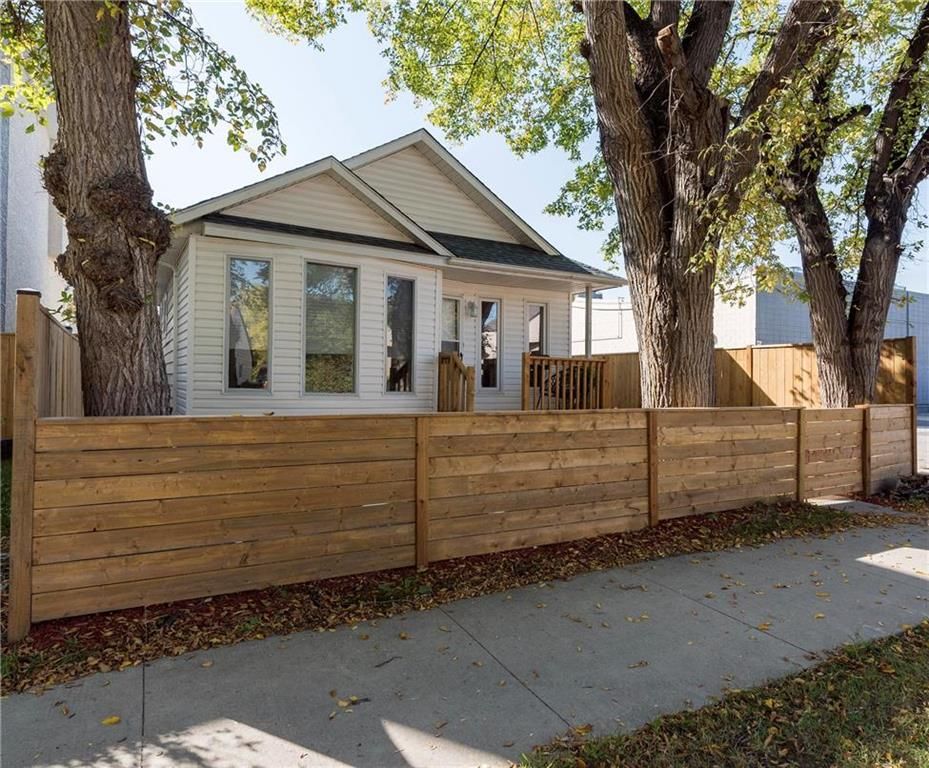 Main Photo: 216 Kimberly Avenue in Winnipeg: East Kildonan Residential for sale (3D)  : MLS®# 202123858